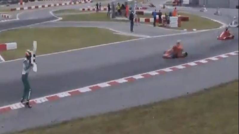 Karting vozač gađao protivnika dijelom branika (VIDEO)