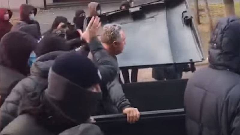Ukrajinski navijači izveli direktora iz kluba i ubacili ga u kontejner (VIDEO)