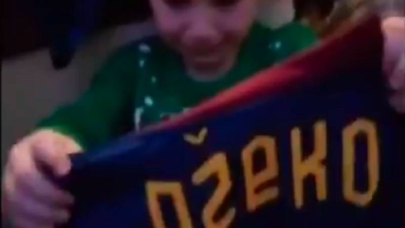 Reakcija mladog navijača Rome na dres Džeke je sjajna (VIDEO)