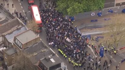Agonija izazvana Superligom: Protest navijača Čelsija ispred Stamford Bridža (VIDEO)