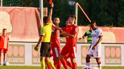Pet premijerligaških fudbalera suspendovano za narednu utakmicu svog tima