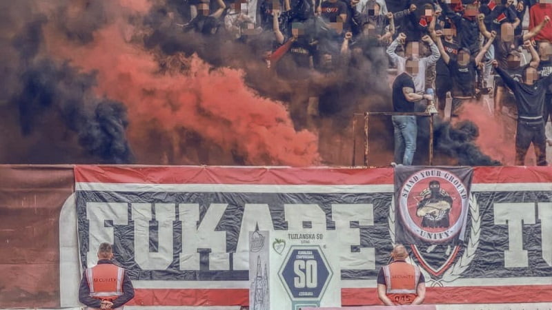 (VIDEO) Vatromet na Tušnju: Fudbaleri Slobode spektakularno dočekani u Tuzli