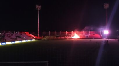 (FOTO) Mrak obavio stadion u Mostaru: Zbog nestanka struje bio prekinut meč Veleža i Sloge Meridian